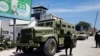Des soldats de la paix de l'Union africaine se tiennent à côté d'un véhicule blindé de transport à Mogadiscio, en Somalie, le 27 avril 2022.