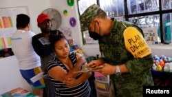 Una migrante de Guatemala, recibe una dosis de la vacuna contra el COVID-19) durante una campaña de vacunación realizada por el ejército mexicano en el albergue El Buen Samaritano en Ciudad Juárez, México.