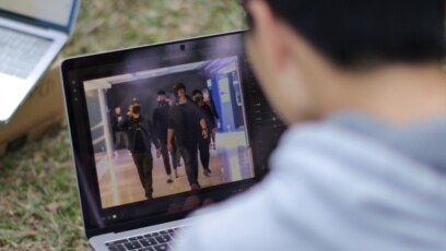 El estudiante periodista Ryan Cheng, de 18 años, mira fotos en su computadora en Hong Kong, el 27 de diciembre de 2019. Foto tomada el 27 de diciembre de 2019.