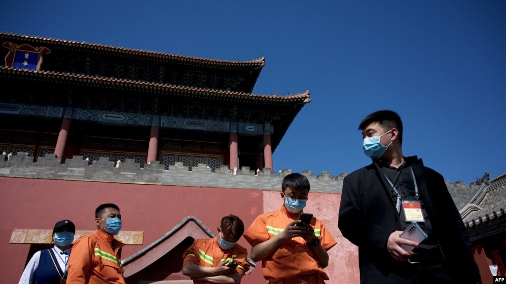 人们在北京紫禁城旁的一个新冠病毒核酸检测点旁排队等候进行检测。（2022年5月1日）(photo:VOA)