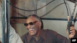 FILE: Ray Charles, shown at the Larabee Studios in Los Angeles, Jan. 4, 1986. Charles joined the Country Music Hall of Fame in Nashville, Tenn., May 1, 2022.