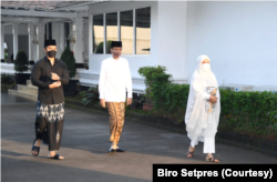 Jokowi, Ibu Iriana dan Kaesang Pengarep mengikuti sholat Idul Fitri di halaman Istana Negara Gedung Agung Yogyakarta, Senin (2/5). (Foto: Setpres)