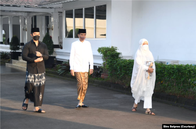 Jokowi, Ibu Iriana dan Kaesang Pengarep mengikuti sholat Idul Fitri di halaman Istana Negara Gedung Agung Yogyakarta, Senin (2/5). (Foto: Setpres)