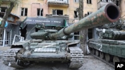 Les tanks d'une milice de la république populaire de Donetsk à Marioupol, dans l'est de l'Ukraine, le 4 mai 2022.