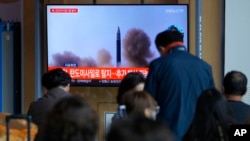 지난달 4일 한국 서울역 구내 TV에서 북한 탄도미사일 발사 관련 뉴스가 방송되고 있다. (자료사진)
