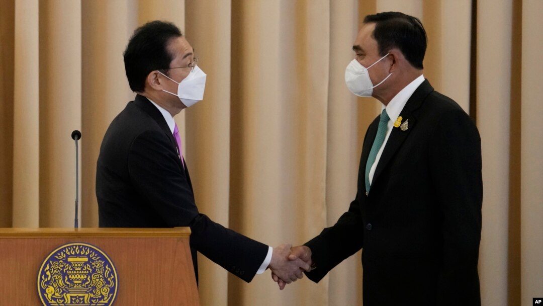 기시다 후미오(왼쪽) 일본 총리와 쁘라윳 짠오차 태국 총리가 2일 방콕 시내 정부 청사에서 공동회견 후 악수하고 있다.