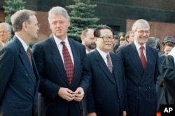 Слева направо: премьер-министр Канады Жан Кретьен, президент США Билл Клинтон, председатель КНР Цзян Цзэминь, британский премьер Джон Мэйджор
