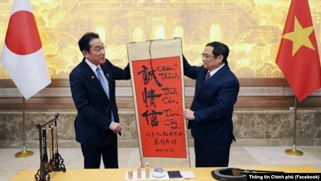 Thủ tướng Việt Nam Phạm Minh Chính (phải) trao tặng chữ thư pháp cho Thủ tướng Nhật Bản Fumio Kishida hôm 1/5 trong chuyến thăm đầu tiên của ông Kishida tới Hà Nội kể từ khi nhậm chức cách đây hơn 6 tháng.