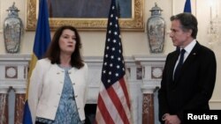 미국을 방문한 안 린데 스웨덴 외교장관(왼쪽)이 워싱턴 국무부 청사에서 토니 블링컨 미국 국무장관과 회담했다.