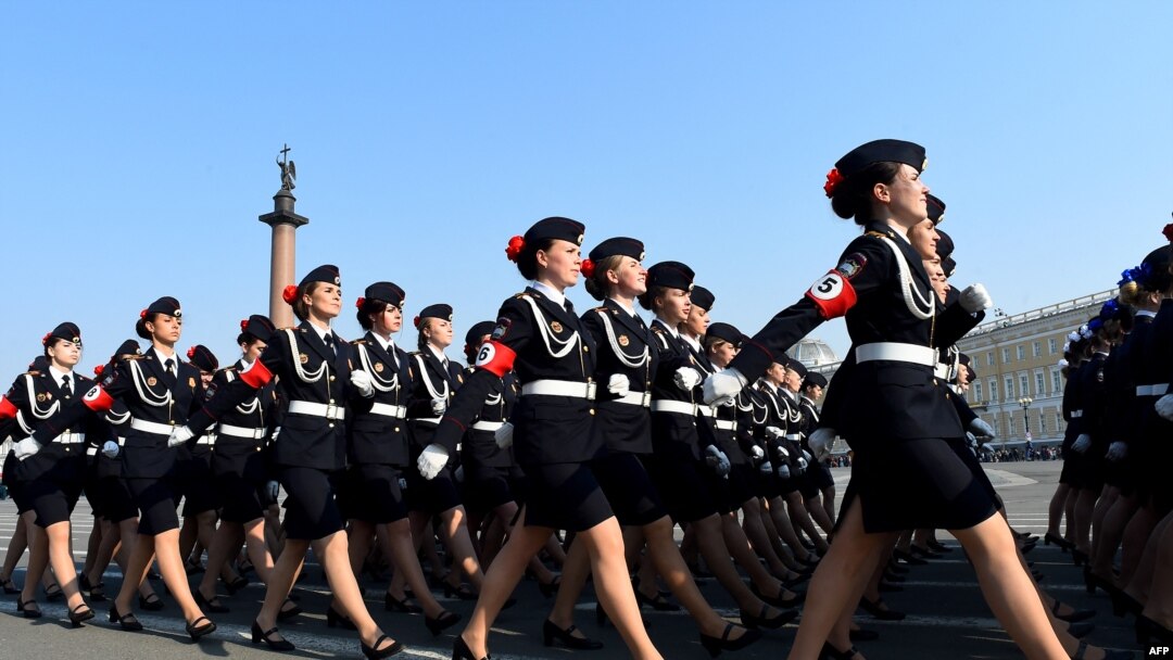 Las militares rusas marchan durante un ensayo del desfile del Día de la Victoria en la Plaza Dvortsovaya (Palacio) en el centro de San Petersburgo el 26 de abril de 2019.