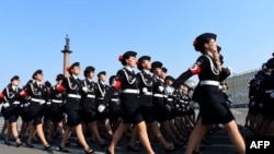 Las militares rusas marchan durante un ensayo del desfile del Día de la Victoria en la Plaza Dvortsovaya (Palacio) en el centro de San Petersburgo el 26 de abril de 2019.