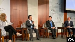日本自民党参议员佐藤正久(左2）及众议员小野寺五典(左3）参加华盛顿战略与国际研究中心座谈会(2022年5月3日）（美国之音锺辰芳拍摄）