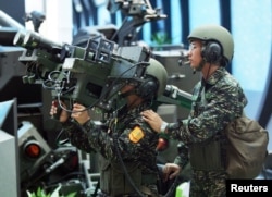 資料照：台灣士兵在展示美製“毒刺”（台灣稱“刺針”）肩射型便攜式防空導彈。 （2005年8月11日）