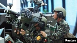 타이완군 장병들이 미국산 '스팅어' 대공 미사일 운용 시범에 참가하고 있다. (자료사진)