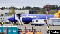 Un trabajador usa una máscara en la fábrica de Boeing Renton, donde se fabrican los aviones 737 MAX, mientras se reanuda la producción de aviones comerciales, en Renton, Washington, EE. UU. 21 de abril de 2020.