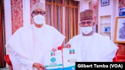 L’actuel gouverneur de l’Etat de Gogi au centre du Nigeria avec le président Buhari après acheté son formulaire de nomination présidentielle. (VOA/Gilbert Tamba)