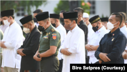 Jokowi mengikuti sholat Ied di halaman Istana Negara Gedung Agung Yogyakarta, Senin (2/5). (Foto: Setpres)