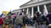 Sejumlah anggota dari kelompok ekstremis sayap kanan Oath Keepers berada di Gedung Capitol di Washington, dalam insiden serangan pada 6 Januari 2021. (Foto: AP/Manuel Balce Ceneta)