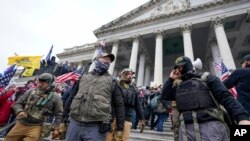 Sejumlah anggota dari kelompok ekstremis sayap kanan Oath Keepers berada di Gedung Capitol di Washington, dalam insiden serangan pada 6 Januari 2021. (Foto: AP/Manuel Balce Ceneta)