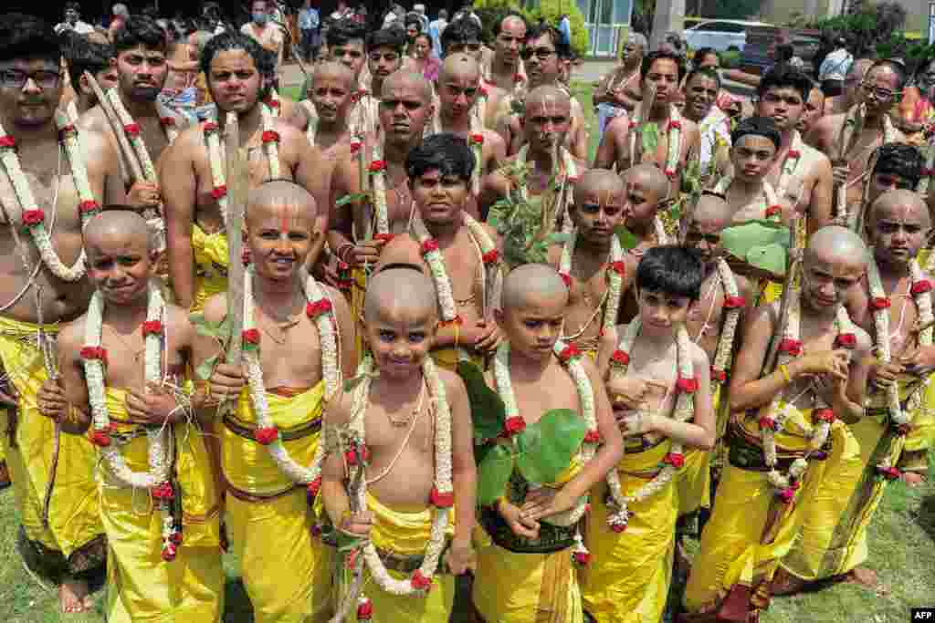 Para pemuda dan remaja Hindu yang tergabung dalam komunitas Brahmana mengambil bagian dalam &quot;Upanayana&quot; massal atau upacara benang suci di kota Bangalore, India. (Foto: AFP)