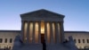 La Corte Suprema de Estados Unidos se ve al amanecer en Capitol Hill, en Washington, el lunes 21 de marzo de 2022.