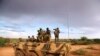 2月14日，在索马里盖多地区布鲁博郊区，非洲联盟驻索马里特派团部队站在一辆装甲运兵车顶上。 （非盟资料照）