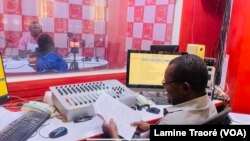 Radio Oméga, une célèbre radio privée de la capitale, en pleine édition de midi, Ouagadougou, le 3 mai 2022. (VOA/Lamine Traoré) 