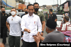 Presiden Jokowi tiba di Yogyakarta pada Sabtu (29/4), dan langsung menemui masyarakat di sejumlah titik pada Minggu (1/5). (Foto: Setpres)