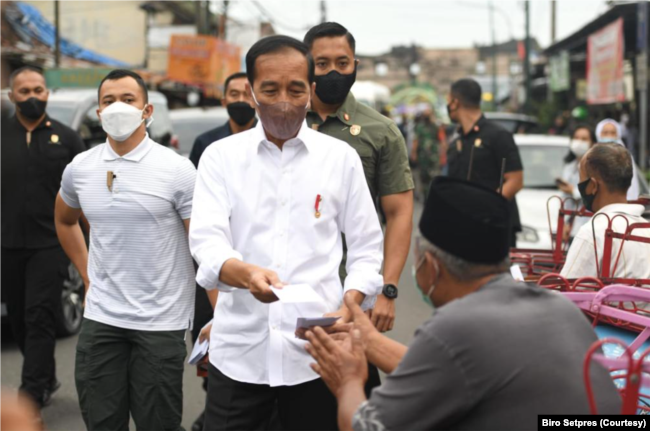 Presiden Jokowi tiba di Yogyakarta pada Sabtu (29/4), dan langsung menemui masyarakat di sejumlah titik pada Minggu (1/5). (Foto: Setpres)