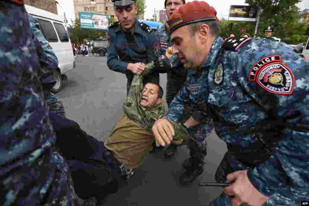 Armaniston poytaxti Yerevanda minglab odam Bosh vazir Nikol Pashinyan va hukumatga qarshi namoyishga chiqdi. Odamlar&nbsp;Pashinyanning iste&rsquo;fosini istaydi.&nbsp;