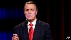 ARCHIVO - El exsenador David Perdue habla en Atlanta, Georgia, el 1 de mayo de 2022.