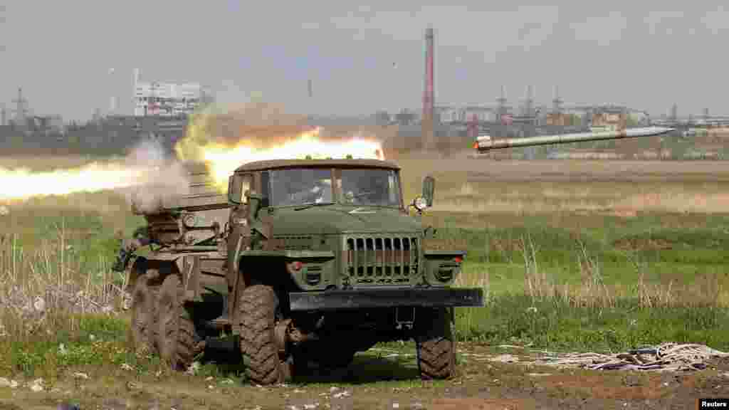 جنگجویان طرفدار روسیه در شهر ماریوپول اوکراین، اسلحۀ سنگین به شمول راکت های بی ام - ۲۱ پرتاب کردند