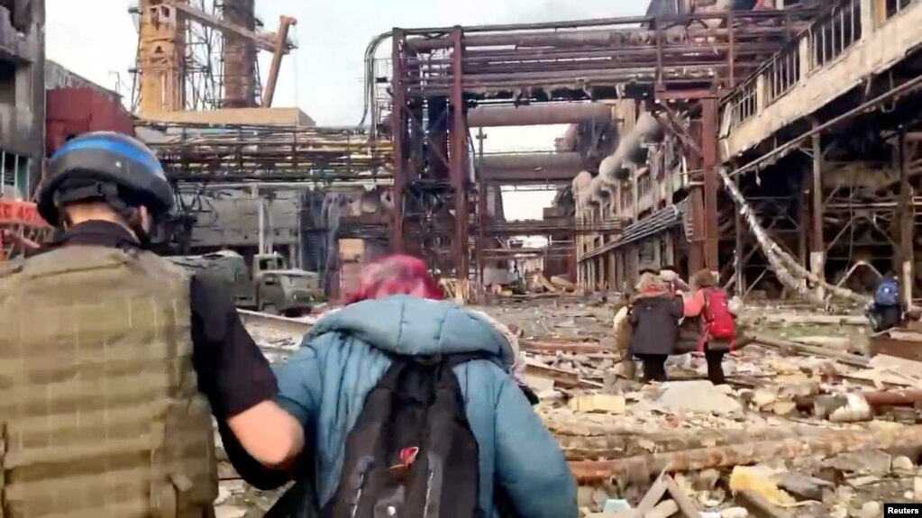 被围困在马里乌波尔市亚速钢铁厂的平民2022年5月1日在联合国牵头组织的行动中撤离。（路透社转发）(photo:VOA)