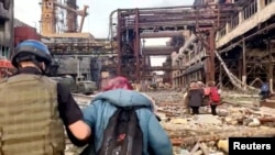 被围困在马里乌波尔市亚速钢铁厂的平民2022年5月1日在联合国牵头组织的行动中撤离。（路透社转发）
