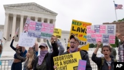 تجمع معترضان به لغو قانون سقط جنینی در مقابل ساختمان دیوان عالی ایالات متحده در شهر واشنگتن - ۵ مه ۲۰۲۲ (۱۵ اردیبهشت ۱۴۰۱)