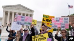 Partidarios del derecho al aborto se manifiestan ante el edificio de la Corte Suprema de EEUU en Washington el 3 de mayo de 2022.