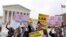 Partidarios del derecho al aborto se manifiestan ante el edificio de la Corte Suprema de EEUU en Washington el 3 de mayo de 2022.