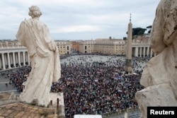 Jemaah menghadiri doa Regina Caeli yang dipimpin oleh Paus Fransiskus, di Lapangan Santo Petrus di Vatikan, 1 Mei 2022. (Foto: via Reuters)