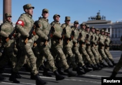 Los brazaletes numerados se usan para ayudar a los organizadores del desfile a dirigir y criticar las columnas de militares.