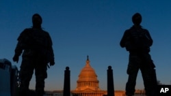 Sejumlah tentara Garda Nasional berjaga di sekitar Gedung Kongres, atau Capitol, di Washington, 8 Maret 2021.