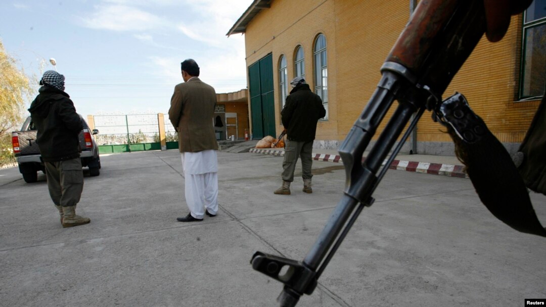 Pasukan keamanan Afghanistan melakukan penjagaan di provinsi Herat (foto: dok). Enam pekerja bantuan sipil tewas dibunuh di sana. 