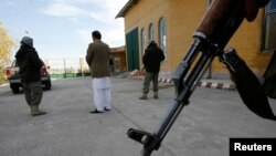 Pasukan keamanan Afghanistan melakukan penjagaan di provinsi Herat (foto: dok). Enam pekerja bantuan sipil tewas dibunuh di sana. 