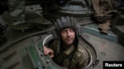 Ukrajinski vojnik u oklopnom vozilu za vreme ruskog napada u reigonu Donjeck, 12. juna 2023. 