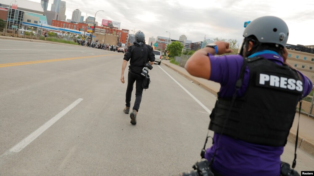 Gazetarët dhe grupet e të drejtave të njeriut, të alarmuar nga arrestimet gjatë protestave