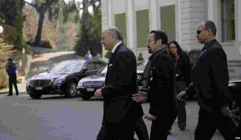 لوران فابیوس وزیر خارجه فرانسه در حال ورود به محل برگزاری مذاکرات اتمی در هتل بوریواژ در لوزان سوئیس- شنبه ۸ فروردین ۱۳۹۴