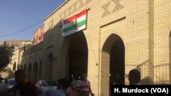 Sebuah spanduk di luar pasar Erbil yang meminta warga untuk memilih "ya" dalam referendum untuk menuntut kemerdekaan di Erbil, Kurdi Irak, 5. September 2017.