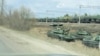 Fotografija napravljena od video snimka na kome se vide tenkovi i vojna vozila u Maslovki, region Voronezh, Rusija, 6. aprila 2021.
