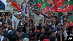 FILE - Supporters of Pakistan's main opposition party Pakistan Terhreek-e-Insaf take part in a protest march in Wazirabad, Nov. 10, 2022. Former prime minister Imran Khan urged his followers to resume their protest march on Islamabad to demand early elections.