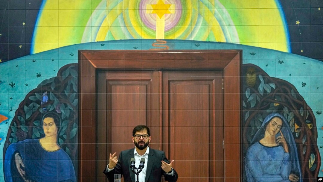 El presidente de Chile, Gabriel Boric, durante una intervención en el Museo de la Educación Gabriela Mistral, en Santiago, el 25 de octubre de 2022.