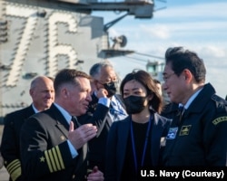 2022年11月7日在日本海上自卫队阅舰活动期间，日本首相岸田文雄与美军高级将领交谈。（照片来自美国海军推特）